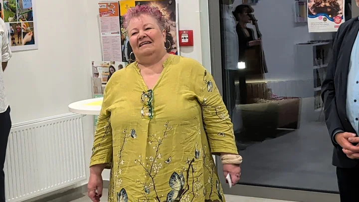 Gaby spricht zu den Gästen