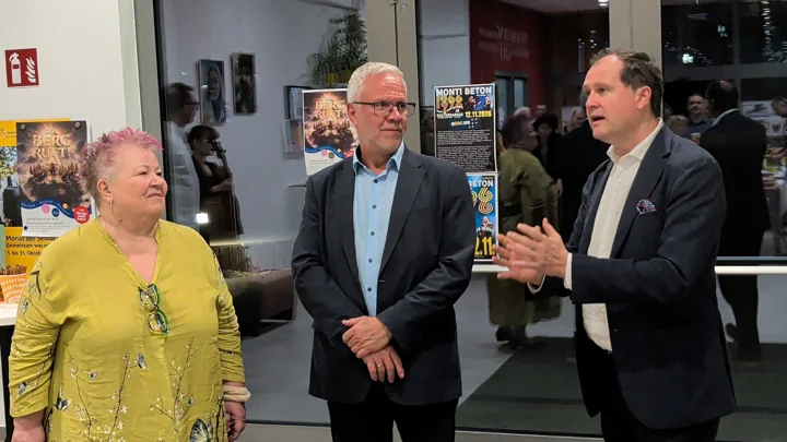 Worte zur Eröffnung von JOBreality von Christian Stromberger (rechts im Bild, Kulturkomission Donaustadt)