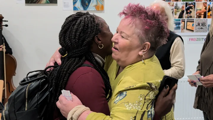 Ein persönlicher Moment zwischen Gaby (rechts) und Model Theresa Igbinomwanhia (links)
