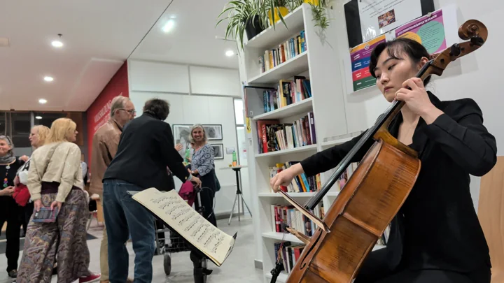 Cellomusik von Zeemin Nam begleitet den Abend