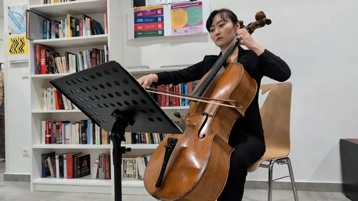 Die Cellistin Zeemin Nam beim Spielen