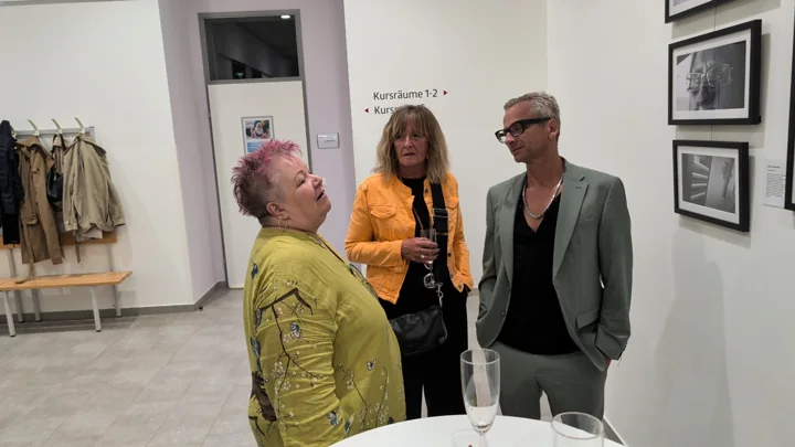 Gespräche zwischen den Bildern von Gaby und Gästen