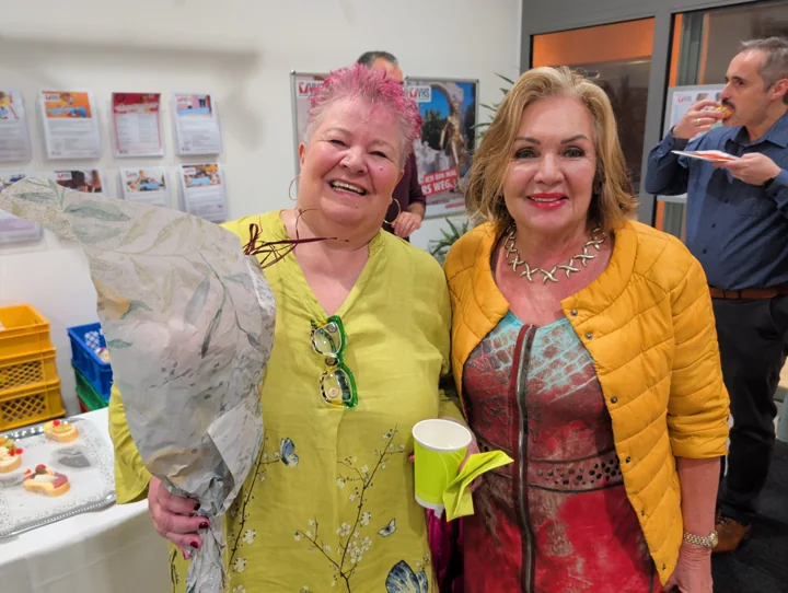 Ein Blumenstrauß zur Vernissage, ein Geschenk von Model Contessa Juliette (rechts) an Gaby (links)