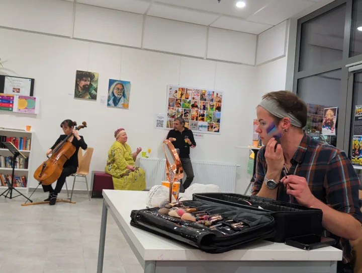 Gesichtsmalerei (Starbuck Friend alias Penelope Ness) mit Musik von Zeemin Nam im Hintergrund